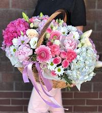 Цветочная композиция из Розы, Хризантемы, Пионы и Лизиантусы в корзине в Салаире