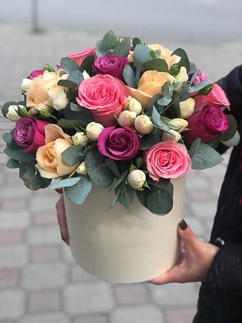 Цветочная композиция из Розы в шляпной коробке в Салаире
