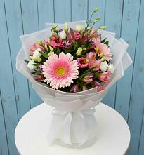 Букет цветов из:  Герберы, Альстромерии и Лизиантусы #REPLACE_PRED# Салаире