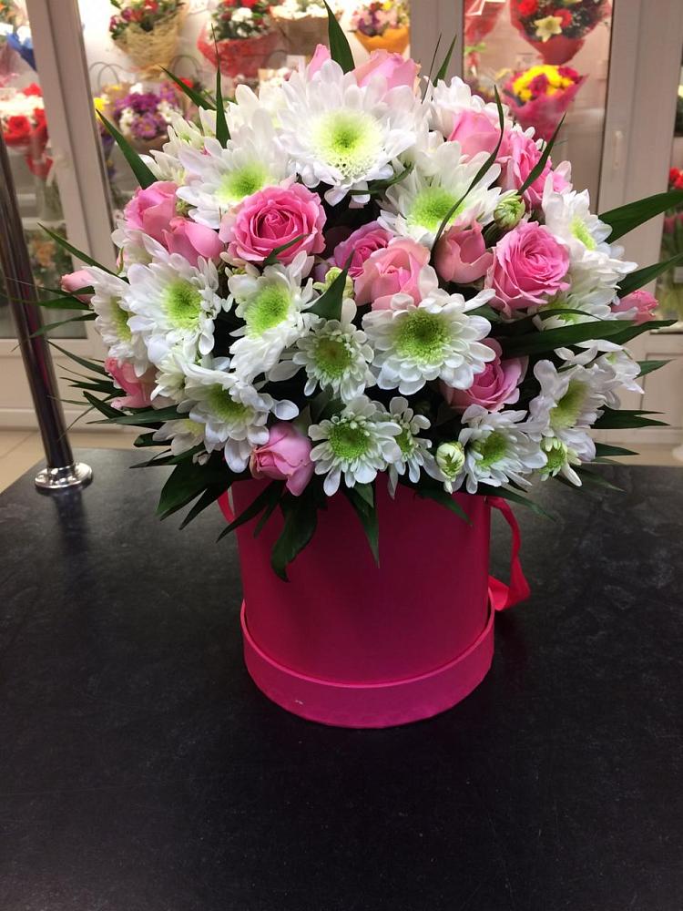 Цветочная композиция из Розы и Хризантемы в шляпной коробке в Салаире