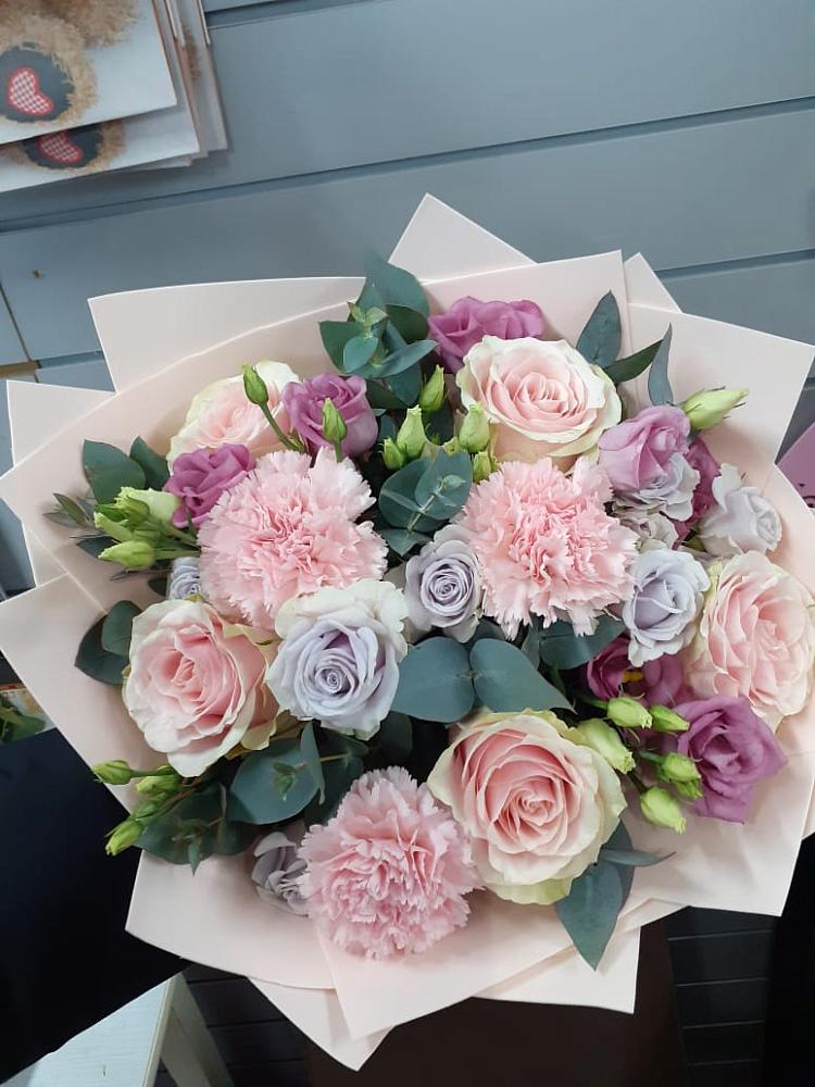 Букет цветов из: Розы, Гвоздики и Лизиантусы в Салаире